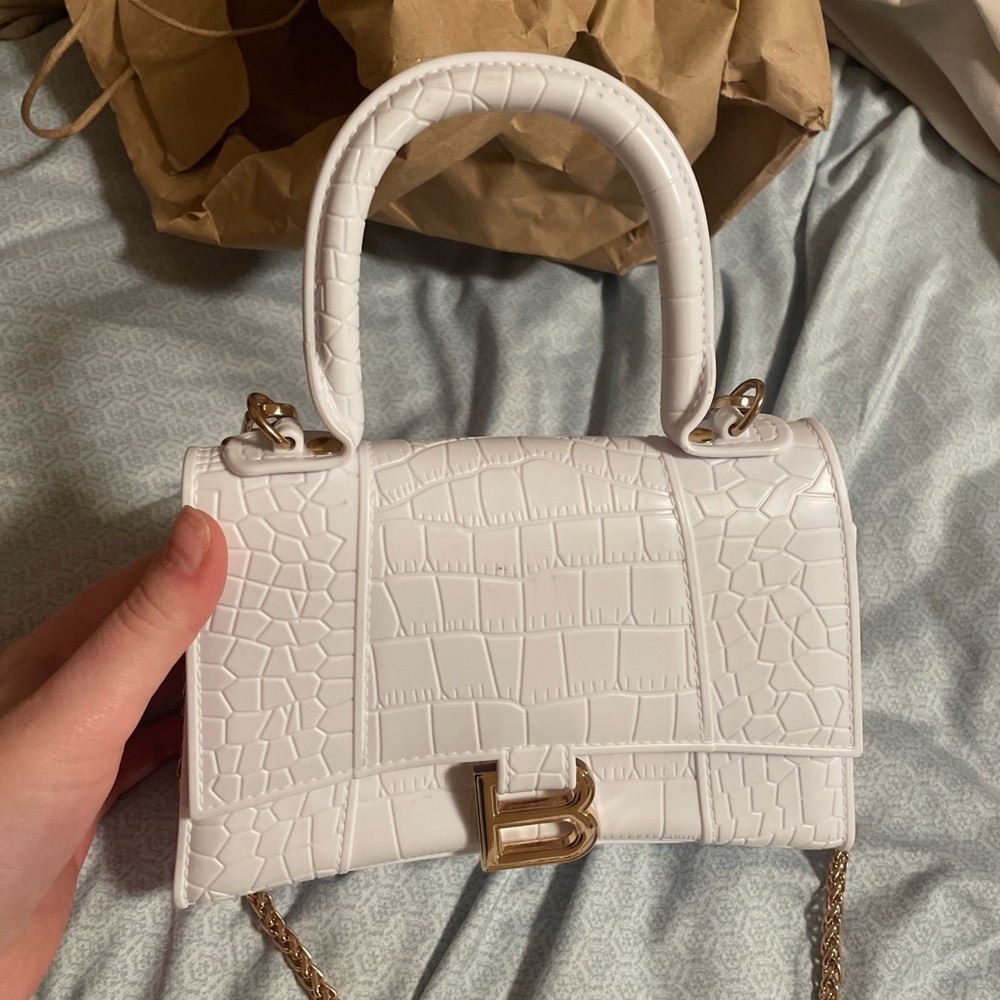 Elegant White Croc-Embossed Handbag - Picture 2 of 5